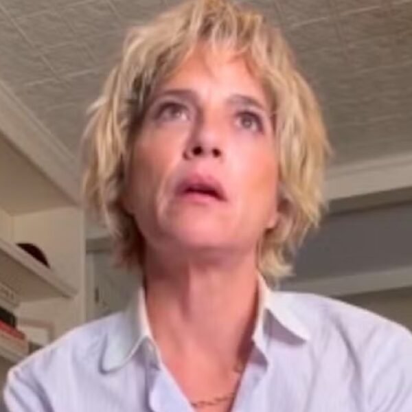 A atriz Selma Blair no vídeo em que lamenta episódio em que foi acusada de atacar membros de tripulação e tentar abrir porta de aeronave — Foto: Instagram