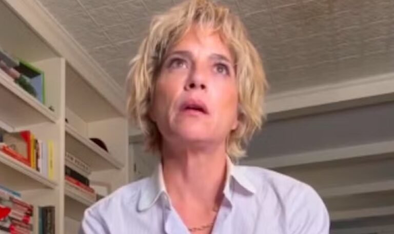 Selma Blair chora ao pedir desculpas por incidente em avião no qual mordeu comissário de bordo 48 A atriz Selma Blair no vídeo em que lamenta episódio em que foi acusada de atacar membros de tripulação e tentar abrir porta de aeronave — Foto: Instagram