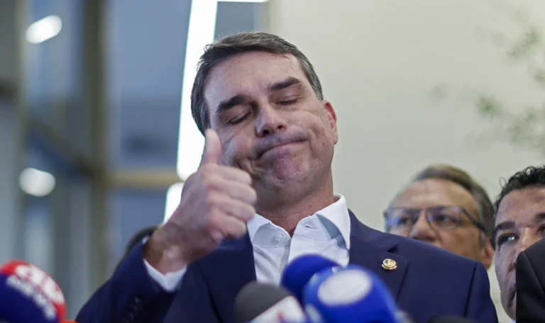 Flávio Bolsonaro atuou na defesa de PM acusado de matar menina de 5 anos em Niterói 47 Flávio Bolsonaro atuou na defesa de PM acusado de matar menina de 5 anos em Niterói