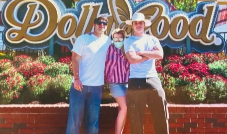 Usando máscara, Britney Spears visita parque de Dolly Parton com os filhos; veja vídeo 51 Britney Spears visitou parque de Dolly Parton ao lado dos filhos - Foto: Reprodução/Instagram/@britneyspears