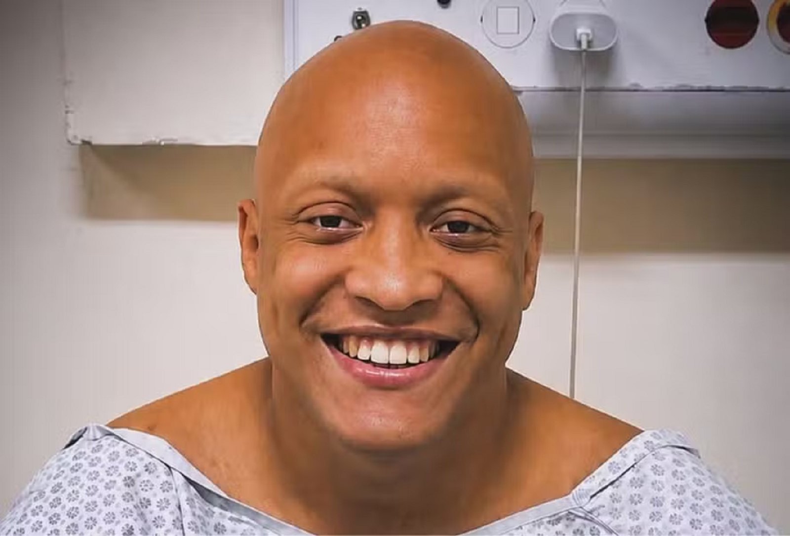 Tratando câncer, cantor gospel sofre convulsão e passará por nova cirurgia cerebral