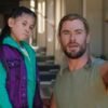 Chris Hemsworth celebra vitória da filha de 14 anos em rodeio e divide opiniões nas redes sociais