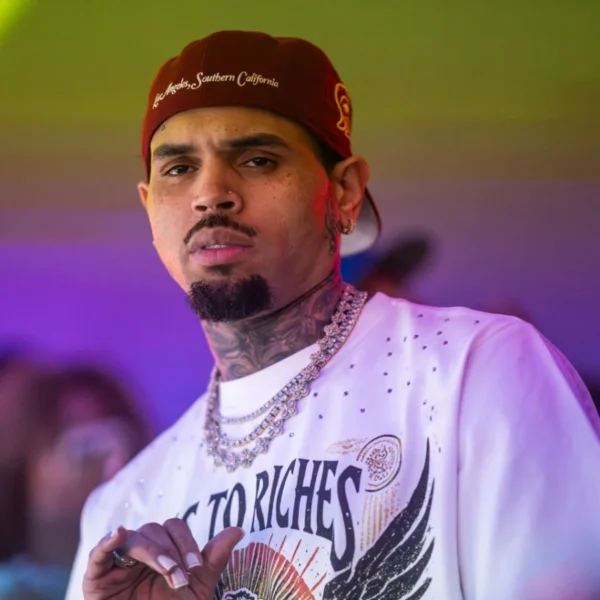 Acusado de agressão, Chris Brown é sentenciado a 8 meses de prisão suspensa; entenda