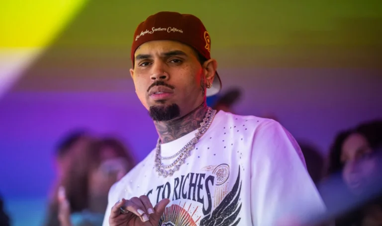 Acusado de agressão, Chris Brown é sentenciado a 8 meses de prisão suspensa; entenda 51 Acusado de agressão, Chris Brown é sentenciado a 8 meses de prisão suspensa; entenda