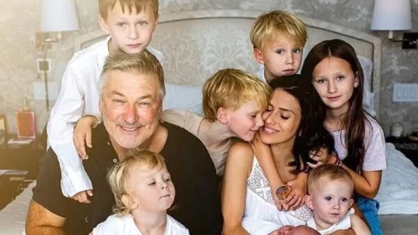 Alec Baldwin, Hilaria Baldwin e os sete filhos do casal — Foto: Reprodução/Instagram
