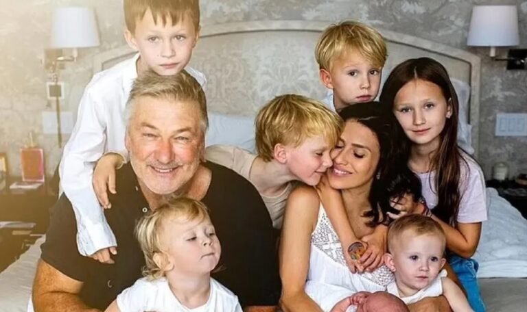 Pais de 7, Hilaria Baldwin revela que Alec Baldwin teria mais filhos se ela permitisse 52 Alec Baldwin, Hilaria Baldwin e os sete filhos do casal — Foto: Reprodução/Instagram