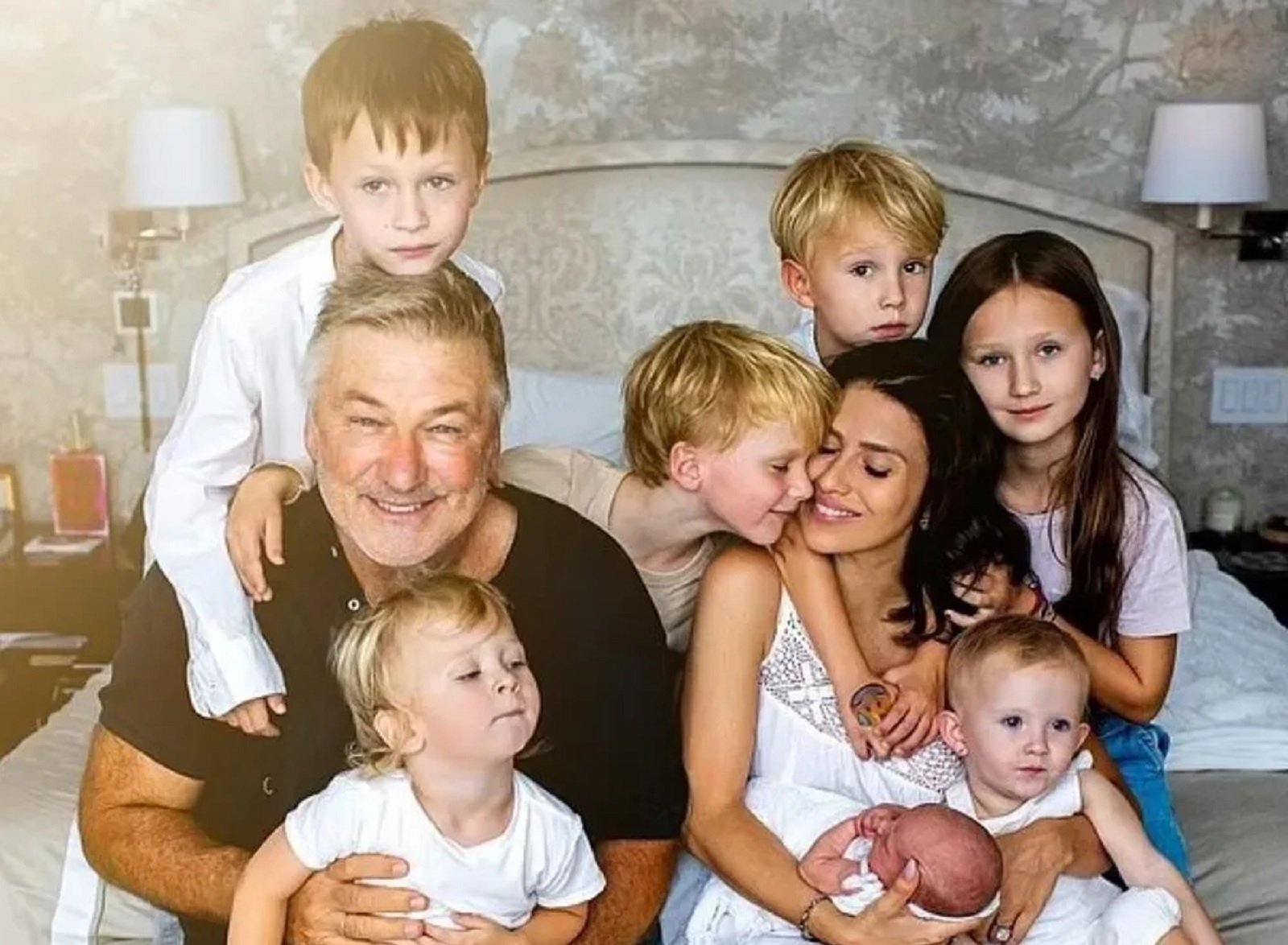 Alec Baldwin, Hilaria Baldwin e os sete filhos do casal — Foto: Reprodução/Instagram