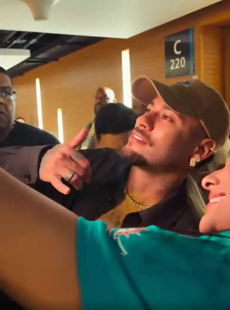 Vídeo: Neymar surge com novo visual e surpreende fãs: 'Quem é esse?' 46 Vídeo: Neymar surge com novo visual e surpreende fãs: 'Quem é esse?'
