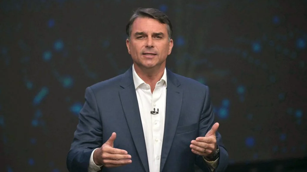 Campanha de Flávio Bolsonaro promete excluir beneficiários do Bolsa Família em 2 anos