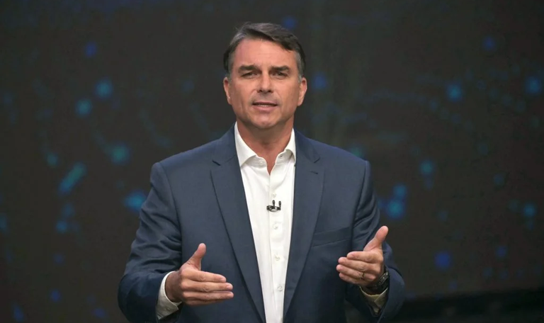 Campanha de Flávio Bolsonaro promete excluir beneficiários do Bolsa Família em 2 anos
