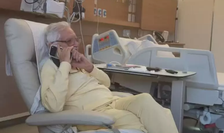 Carlos Alberto de Nóbrega aparece animado ao receber ligação de Raul Gil no hospital 48 Carlos Alberto de Nóbrega aparece animado ao receber ligação de Raul Gil no hospital