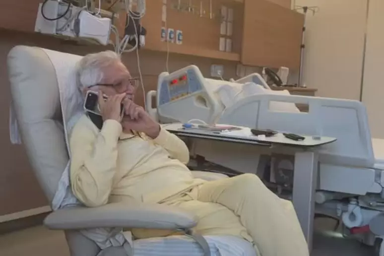 Carlos Alberto de Nóbrega aparece animado ao receber ligação de Raul Gil no hospital