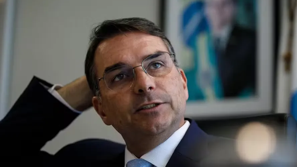Flávio Bolsonaro apaga publicações antigas em que criticava o Bolsa Família