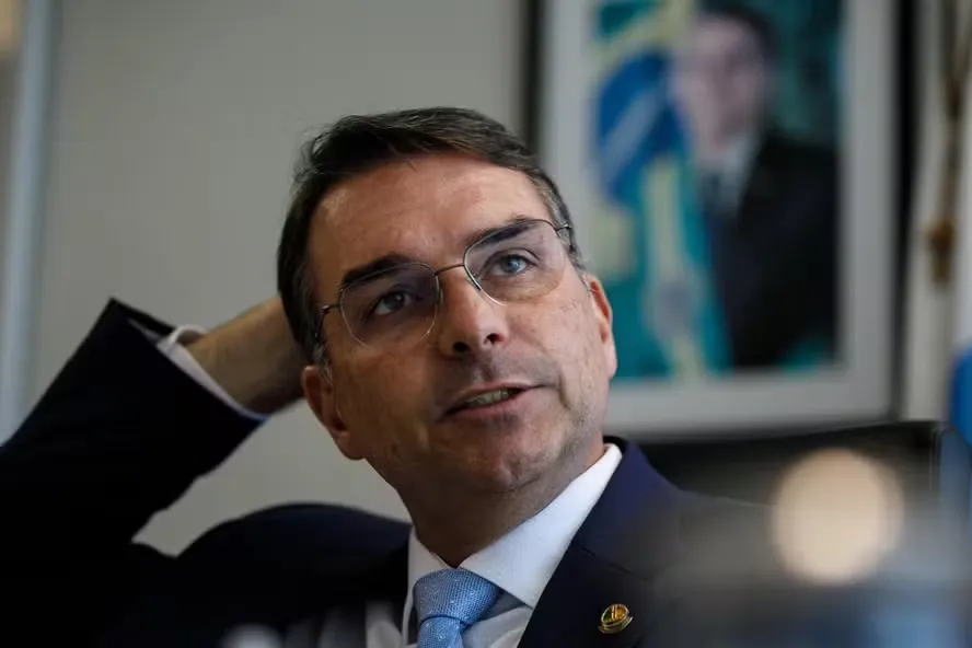 Flávio Bolsonaro apaga publicações antigas em que criticava o Bolsa Família