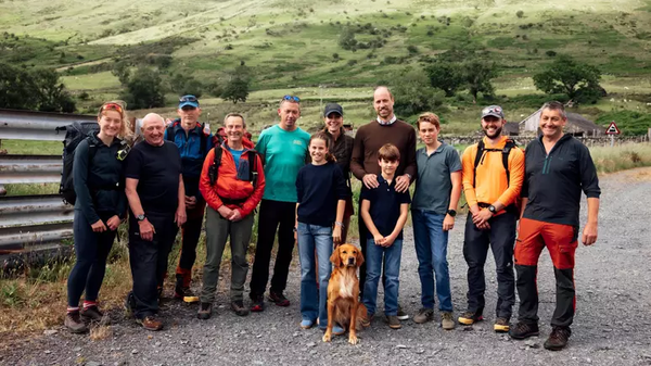 Kate, William e os filhos posam com voluntários - Foto: Reprodução Instagram/ @princeandprincessofwales
