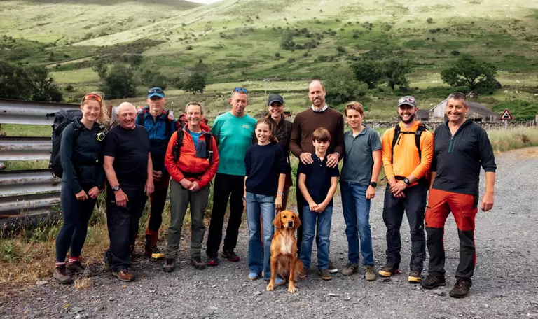 Kate Middleton posta foto rara com a família um ano após remissão do câncer 49 Kate, William e os filhos posam com voluntários - Foto: Reprodução Instagram/ @princeandprincessofwales