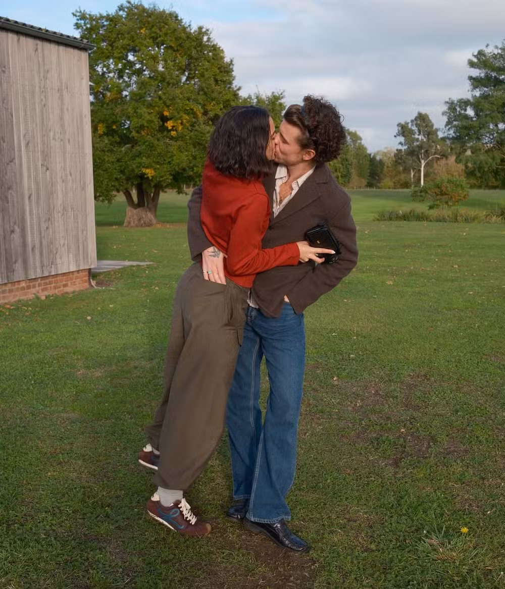 Shawn Mendes dá beijão em Bruna Marquezine e encanta fãs em novo álbum de fotos do casal