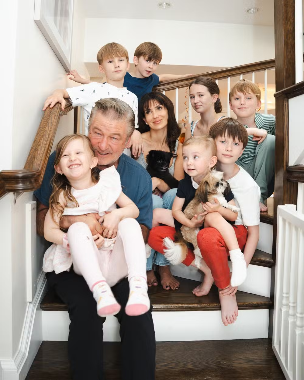 Pais de 7, Hilaria Baldwin revela que Alec Baldwin teria mais filhos se ela permitisse