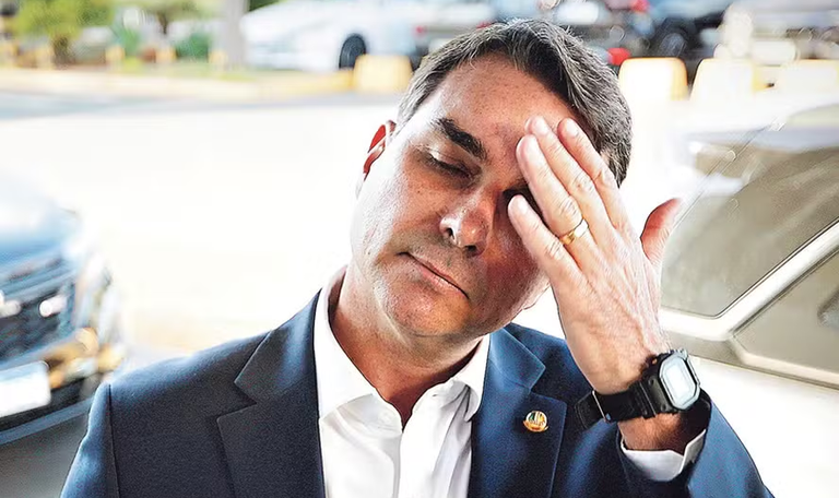 Flávio Bolsonaro teria viajado à Argentina antes de seguir para os Estados Unidos 51 Flávio Bolsonaro teria viajado à Argentina antes de seguir para os Estados Unidos