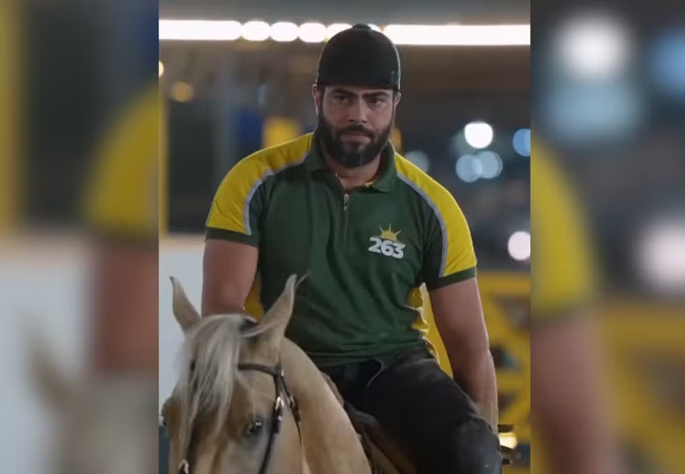 Cantor Henrique, da dupla com Juliano, sofre queda de cavalo durante vaquejada em Pernambuco 47 Cantor Henrique, da dupla com Juliano, sofre queda de cavalo durante vaquejada em Pernambuco