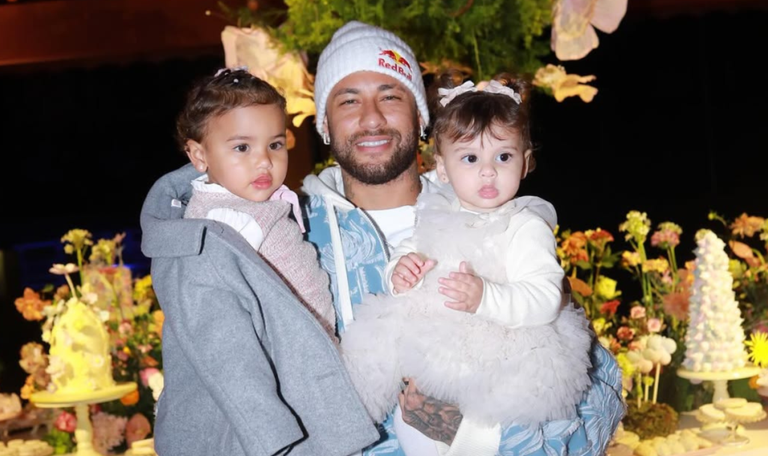 Neymar leva filhas Mavie e Helena para show do BTS em São Paulo 49 Reproduçãso/Instagram/@neymarjr