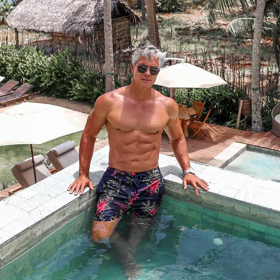 Sogro de Luan Pereira impressiona aos 62 anos com físico definido; veja comparação