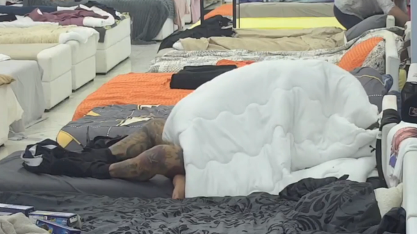 Casal faz sexo diante de outros participantes em reality show e vídeo viraliza