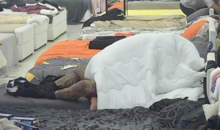 Casal faz sexo diante de outros participantes em reality show e vídeo viraliza
