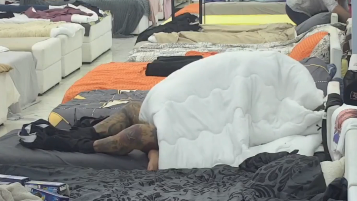 Casal faz sexo diante de outros participantes em reality show e vídeo viraliza