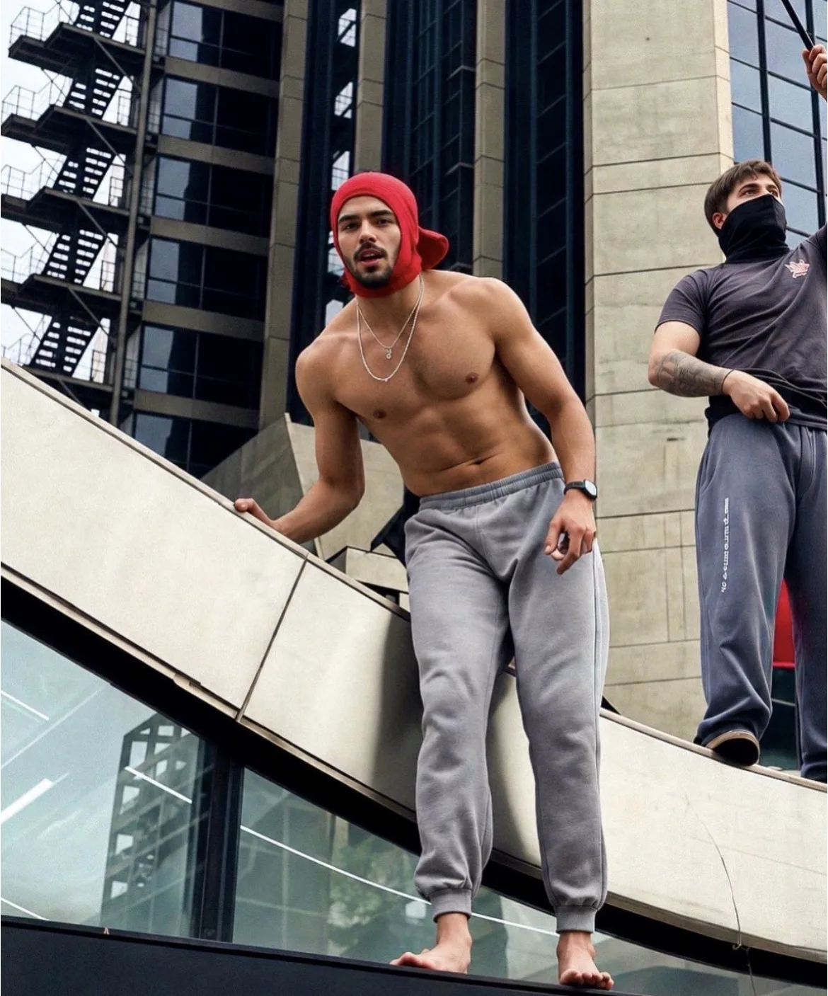 Saiba quem é Israel Augusto, jovem que viralizou nas redes sociais e ganhou apelido de “muso da paulista” em ato pró-Lula