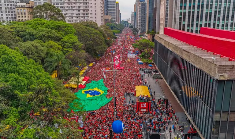 Metrô nega registros de vandalismo em estações após ato pró-Lula na Avenida Paulista 48 Metrô nega registros de vandalismo em estações após ato pró-Lula na Avenida Paulista