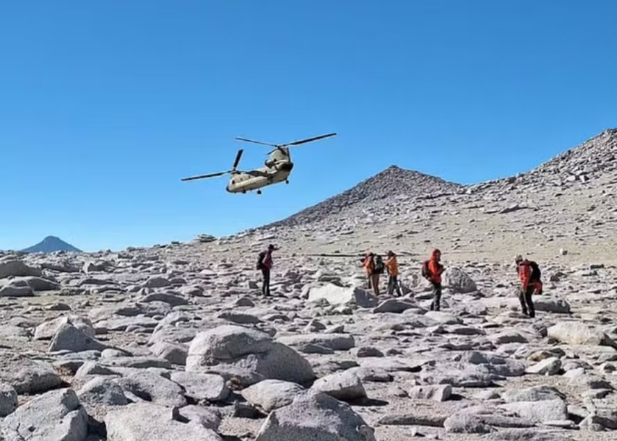 Alpinista comemora chegada ao topo de montanha de quase 4 mil metros, mas morre durante descida 47 Alpinista comemora chegada ao topo de montanha de quase 4 mil metros, mas morre durante descida