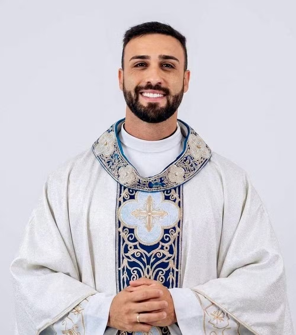Quem é o padre 'padrão' que viralizou nas redes sociais? 47 Quem é o padre 'padrão' que viralizou nas redes sociais?