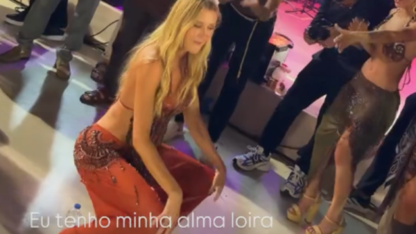 Ana Paula Siebert dança “Na Boquinha da Garrafa” durante show surpresa do É o Tchan em festa na Bahia