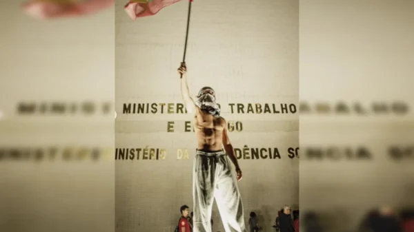 “Gostoso da Esplanada” chama atenção em ato pró-Lula no DF e viraliza nas redes sociais