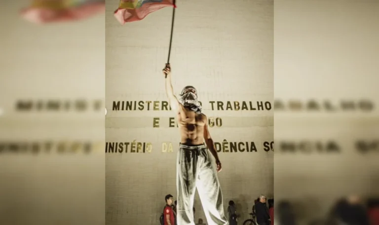 “Gostoso da Esplanada” chama atenção em ato pró-Lula no DF e viraliza nas redes sociais 47 “Gostoso da Esplanada” chama atenção em ato pró-Lula no DF e viraliza nas redes sociais