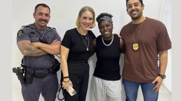 Neném é levada à delegacia após ser abordada com carro furtado - Foto: Reprodução
