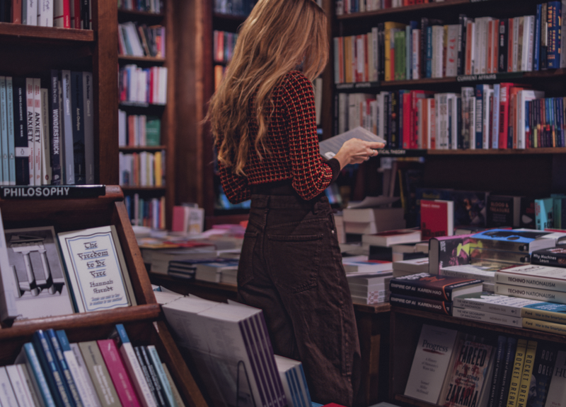 Jagas transforma paixão pela leitura em homenagem na canção “Les livres de Marion”