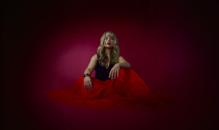 Scarlett Macfarlane lança “Excuse Me”, single que celebra a autenticidade e o empoderamento feminino 51 Scarlett Macfarlane lança “Excuse Me”, single que celebra a autenticidade e o empoderamento feminino