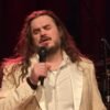 Mads Wighus lança balada jazzy “FAMILIAR”, uma canção sobre amor, memória e conexões