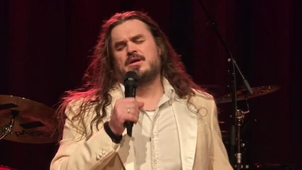 Mads Wighus lança balada jazzy “FAMILIAR”, uma canção sobre amor, memória e conexões