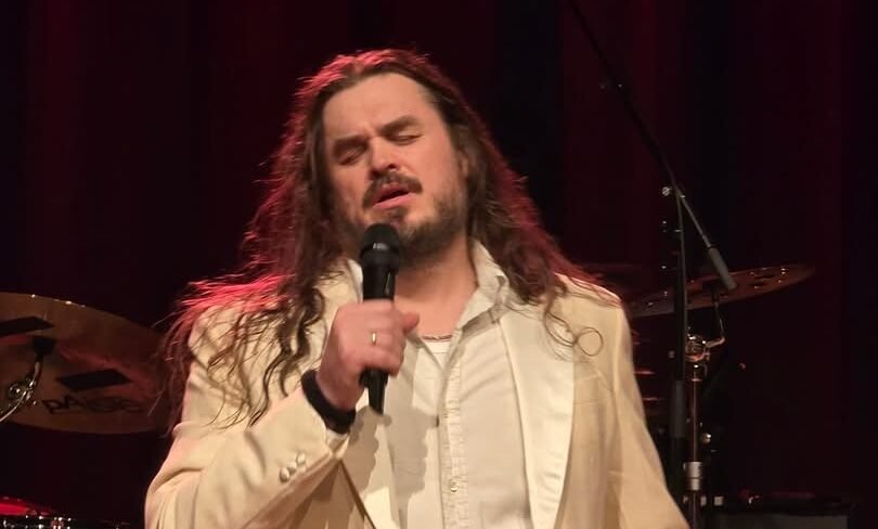 Mads Wighus lança balada jazzy “FAMILIAR”, uma canção sobre amor, memória e conexões