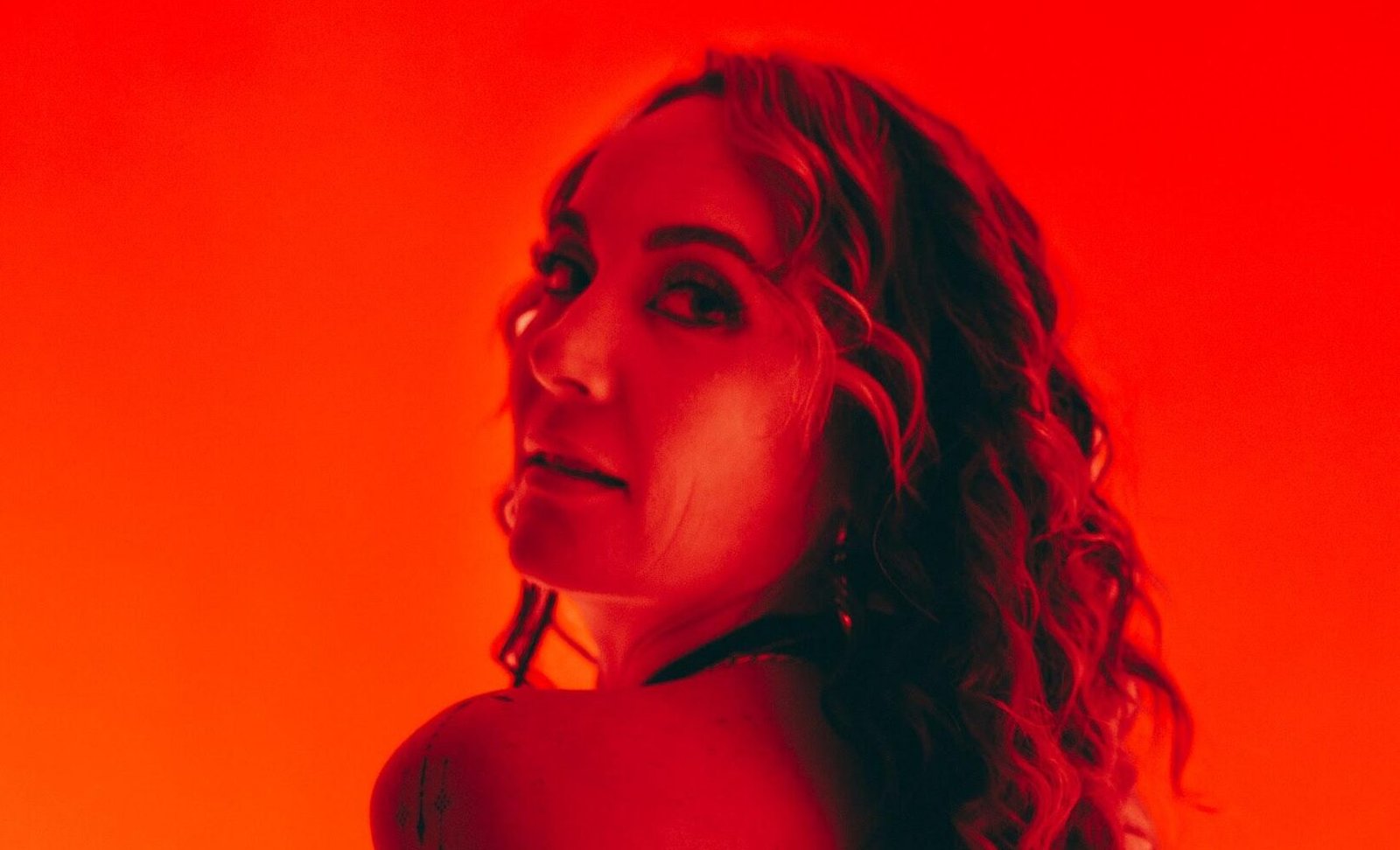 K A T R I N A lança EP de estreia e transforma o fim de relacionamentos em música