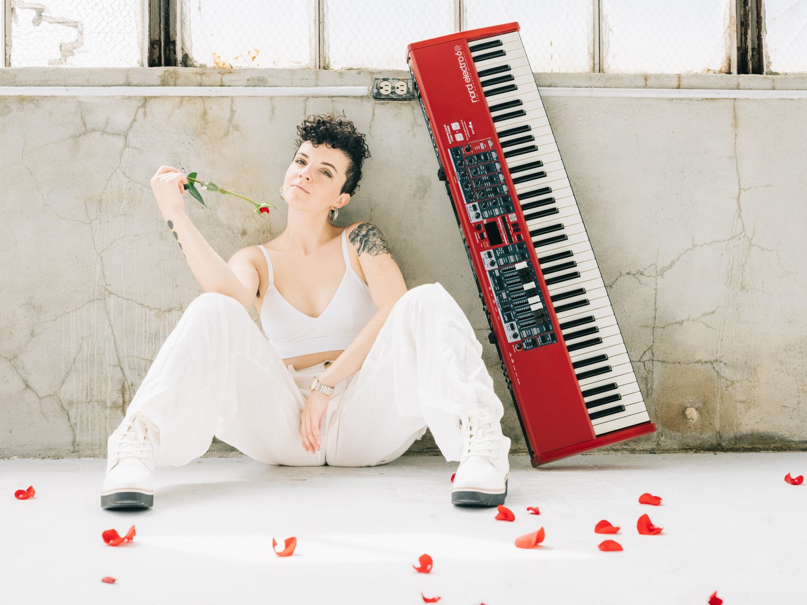 Halley Greg lança single “Ma Petite Voleuse” e explora sonoridade dançante com referências francesas