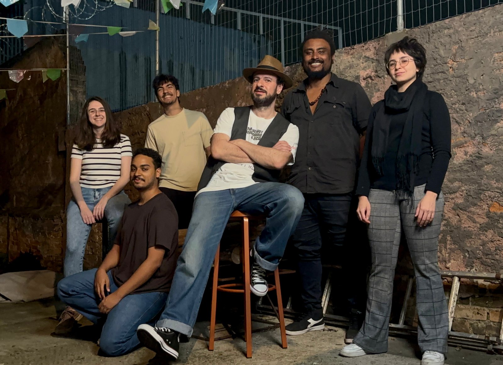 Eric Bê e o Avesso do Avesso lança álbum com 12 canções e aposta em mistura multicultural
