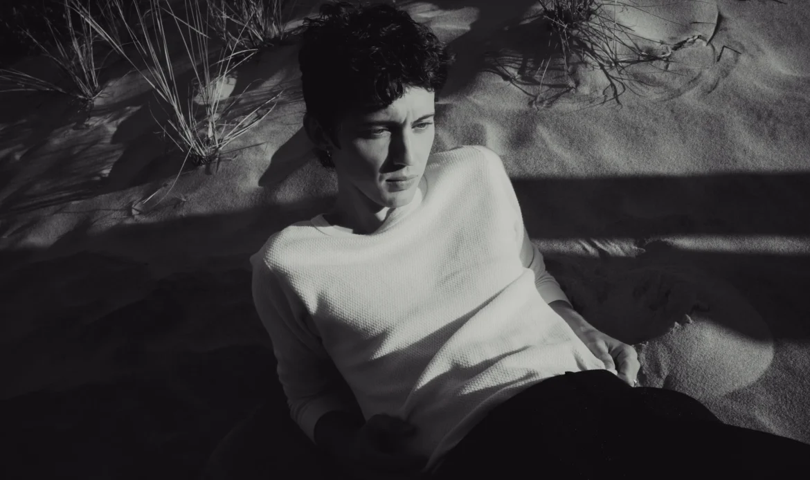 Troye Sivan lança o álbum She's the Best e o single FF