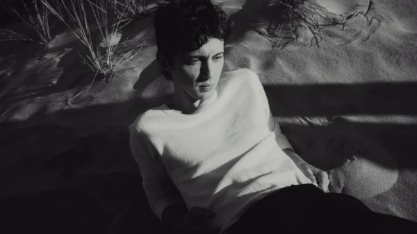 Troye Sivan lança quarto álbum de estúdio, “She’s the Best”, acompanhado do single “FF”