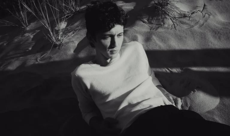 Troye Sivan lança quarto álbum de estúdio, “She’s the Best”, acompanhado do single “FF”