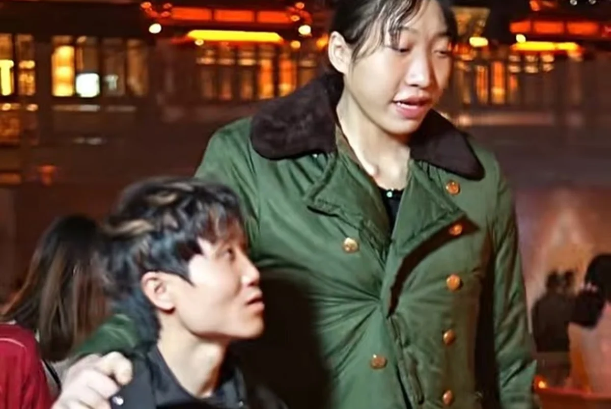 Influenciadora chinesa de 2,18 metros morre aos 26 anos após complicações de saúde